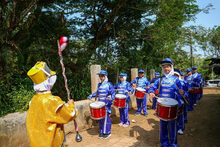 Prabowo Hadiahi SD di Sukabumi yang Bermain Drumben dengan Barang Bekas