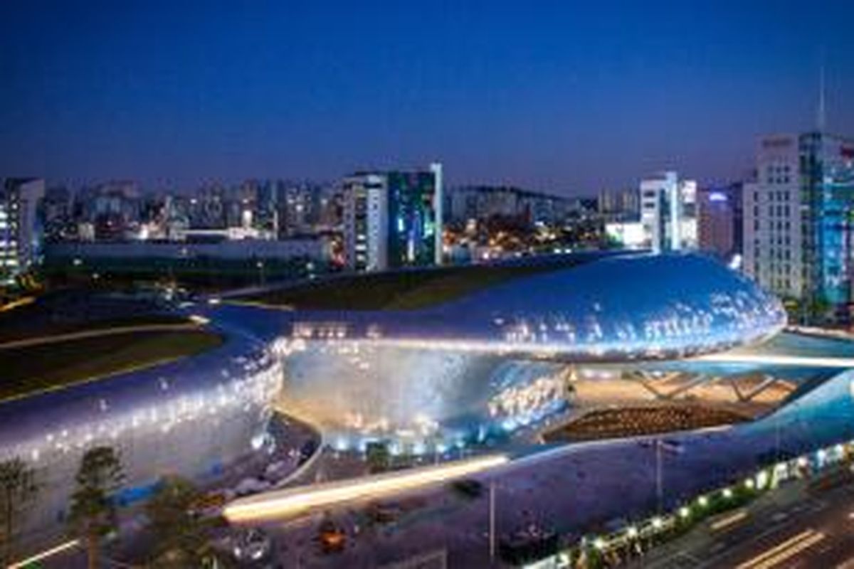 Dongdaemun Design Park & Plaza (Taman Desain & Plasa Dongdaemun), Seoul, Korea Selatan, resmi dibuka untuk umum, Sabtu (21/3/2014). 