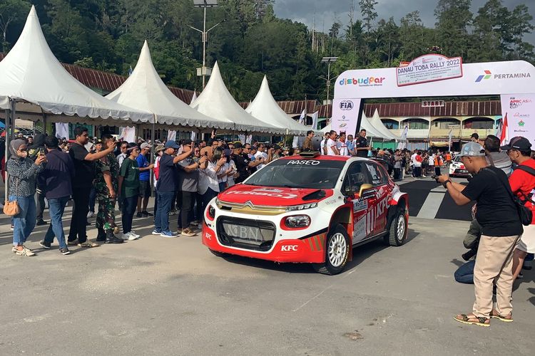 Foto : Reli Danau Toba 2022: Sean Gelael Tebar Senyuman, Lambaikan ...