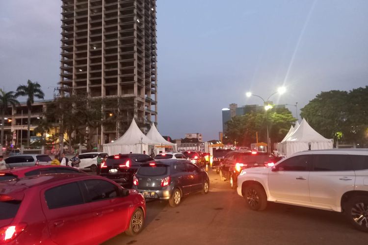 Antrean panjang kendaraan penonton Formula E terjadi di pintu keluar area parkir JiExpo Kemayoran, Jakarta Pusat, Sabtu (4/6/2022).
