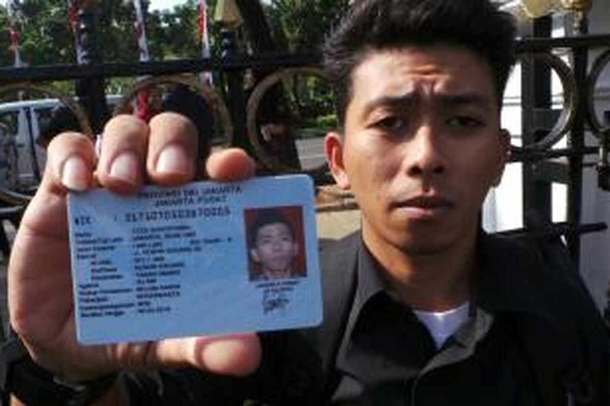 Seorang PKL Tanah Abang, Teza Suheriandi (26) menunjukan KTP DKI Jakarta miliknya. Ia protes, mengapa meski telah ber KTP Jakarta dan telah berjualan belasan tahun di Tanah Abang, hingga kini ia tak kunjung mendapat kios di Blok G. Sebanyak 76 PKL lainnya pun bernasib serupa dengan Teza.
