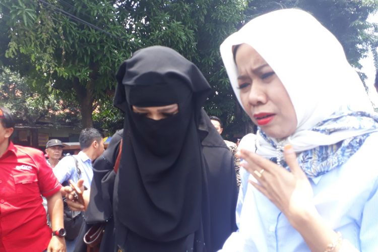 Mulan Jameela keluar dari Rutan Medaeng, Senin (25/2/2019)