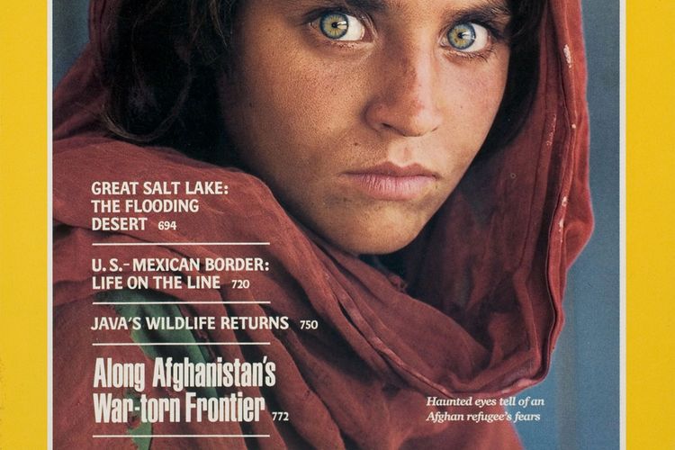 Sharbat Gula, gadis Afghanistan bermata hijau yang wajahnya tampil di sampul depan majalah National Geographic.