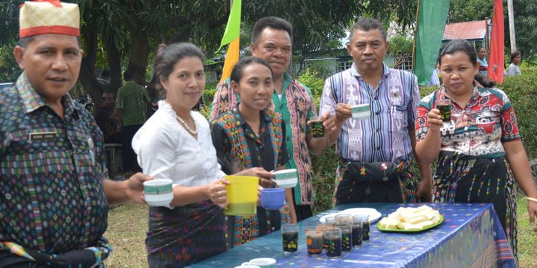 Pegawai dan warga Kecamatan Kota Komba, Kabupaten Manggarai Timur, Flores, NTT, Senin (17/7/2017) mempromosikan sejuta cangkir kopi flores kepada peserta Tour de Flores di pinggir jalan Transflores. Pegawai dan warga mempromosikan kenikmatan kopi Flores mulai dari Larantuka, ibu kota Kabupaten Flores Timur di hari pertama Tour de flores sampai finish di Labuan Bajo, ibu kota Kabupaten Manggarai Barat. Flores sangat terkenal dengan kopinya yang sudah diekspor ke luar negeri.