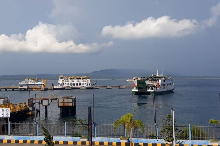Sebuah Kapal Motor Penumpang (KMP) berangkat dari dermaga Pelabuhan Ketapang, Kabupaten Banyuwangi, Jawa Timur, menuju Pelabuhan Gilimanuk, Kabupaten Jembrana, Provinsi Bali, Senin (25/4/2022).