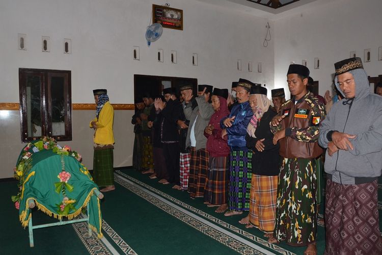 Jenazah pelajar SMP yang diduga dibunuh oleh temannya sendiri, sedang disholatkan warga di Desa Baleagung, Kecamatan Grabag, Kabupaten Magelang, Jawa Tengah, Kamis (4/8/2022).