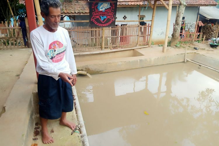 Engkim Suparya (77) warga RT 01 RW 04, Kampung Sukamanah, Desa Puteran, Kecamatan Cikalong Wetan, Kabupaten Bandung Barat, menunjukkan kolam ikannya yang keruh dan rusak tercemar air limbah proyek pengeboran terowongan kereta cepat Jakarta-Bandung.
