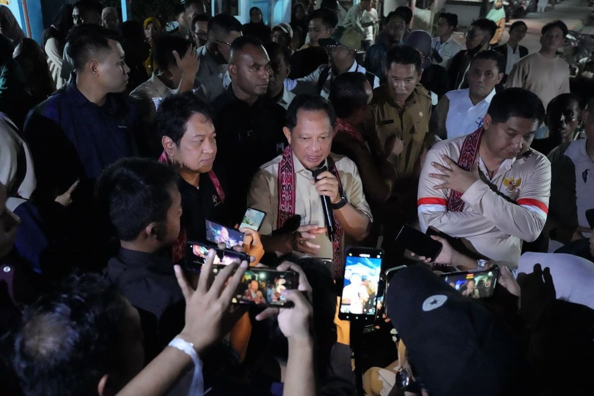 Menteri Dalam Negeri (Mendagri) Muhammad Tito Karnavian bersama Menteri Perumahan dan Kawasan Permukiman (PKP) Maruarar Sirait meninjau progres pelaksanaan Program Penanganan Sarana dan Prasarana Permukiman Kumuh di Desa Parit Baru, Kabupaten Kubu Raya, Kalimantan Barat (Kalbar), Senin (2/3/2026).