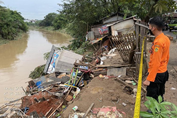 Petugas tengah melakukan penanganan bencana longsor yang mengakibatkan empat kios ambruk di Villa Nusa Indah 2 Pasar Pocong, Desa Bojong Kulur, Kecamatan Gunung Putri, Kabupaten Bogor, Jawa Barat, Sabtu (16/7/2022).