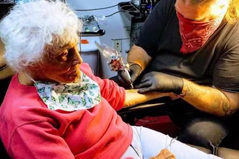 Rayakan Ultah Ke-103 Tahun, Nenek Ini Bikin Tato Pertamanya