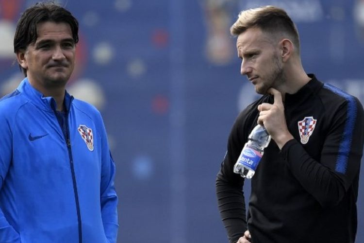 Zlatko Dalic dan Ivan Rakitic tampak berbincang pada saat latihan timnas Kroasia di Saint-Petersburg, 17 Juni 2018. 