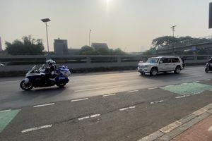 Lalu Lintas Depan Gedung DPR Sempat Ditutup Saat Prabowo Melintas, Klakson Bersahutan