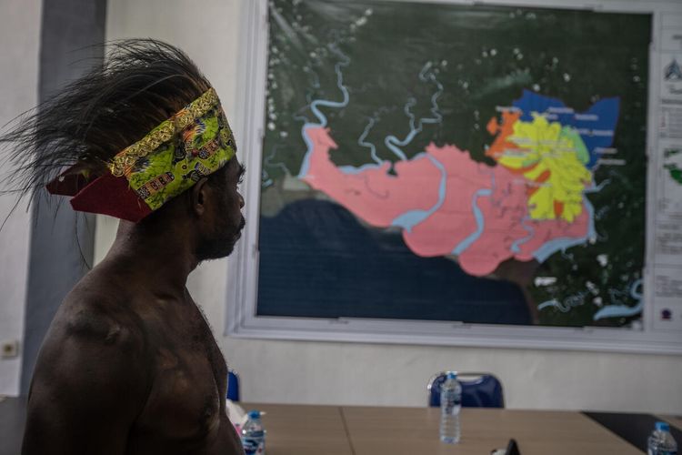 Seorang warga asli Papua melihat peta lanskap wilayah adat Knasaimos saat upacara di Teminabuan, Sorong Selatan, Papua Barat Daya, Kamis (6/6/2024).