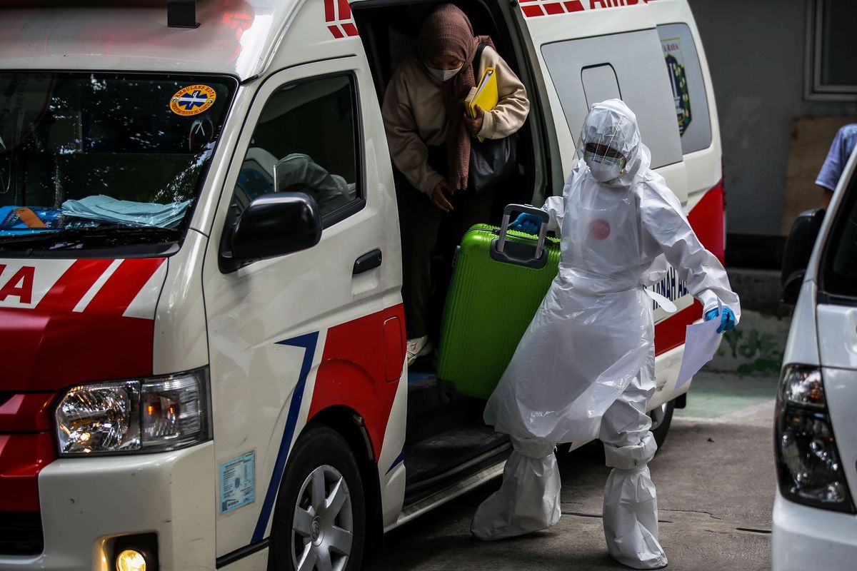 Pasien positif Covid-19 orang tanpa gejala (OTG) memasuki bus sekolah di Puskesmas Kecamatan Tanah Abang, Jakarta Pusat, Jumat (25/9/2020). Total sebanyak 21 Pasien positif Covid-19 orang tanpa gejala (OTG) yang dipindahkan ke Rumah Sakit Darurat Wisma Atlet untuk di karantina.