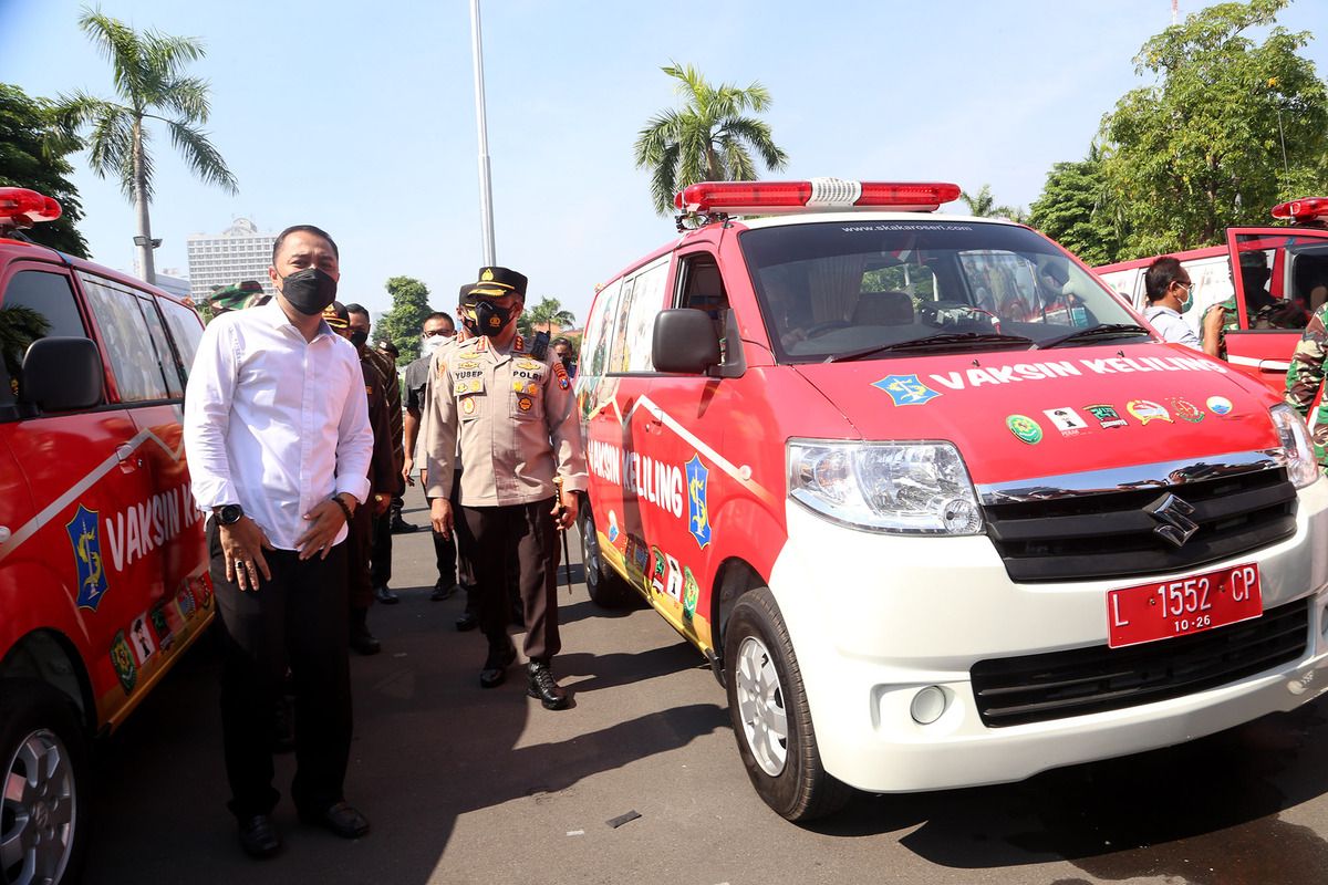 Pemerintah Kota (Pemkot) Surabaya meluncurkan Mobil Vaksin Keliling untuk membantu percepatan vaksinasi di wilayah Aglomerasi, yakni Gerbang Kertasusila, di Balai Kota Surabaya, Minggu (10/10/2021).