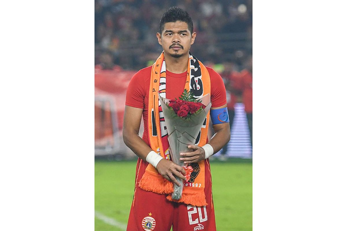 Pesepak bola Persija Jakarta Bambang Pamungkas  membawa bunga usai melawan Persebaya Surabaya dalam lanjutan Liga 1 di Stadion Utama Gelora Bung Karno (GBK), Jakarta, Selasa (17/12/2019). Dalam laga tersebut Bambang Pamungkas mengakhiri karirnya di sepak bola sebagai pemain.