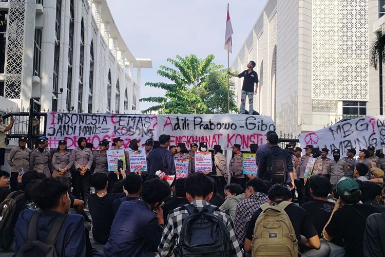 Mahasiswa Nommensen Demo di DPRD Sumut, Tuntut Evaluasi MBG hingga Sekolah Rakyat