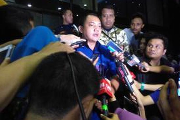 Ketua DPP Partai Nasdem Taufik Basari mendampingi Ketua Umum Partai Nasdem Surya Paloh memenuhi panggilan penyidik KPK, Jumat (23/10/2015) malam.
