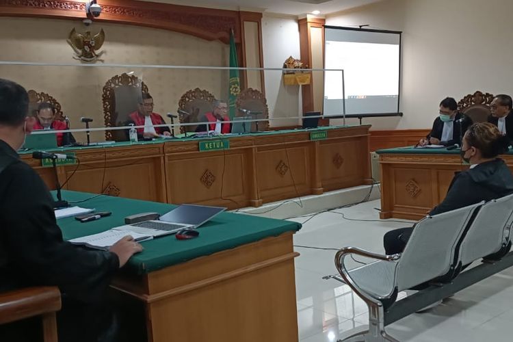 Mantan Bupati Tabanan, Ni Putu Eka Wiryastuti (46), saat duduk di kursi pesakitan mendengar vonis dari majelis hakim di Pengadilan Tipikor Denpasar, Bali, pada Selasa (23/8/2022). Kompas.com/ Yohanes Valdi Seriang Ginta