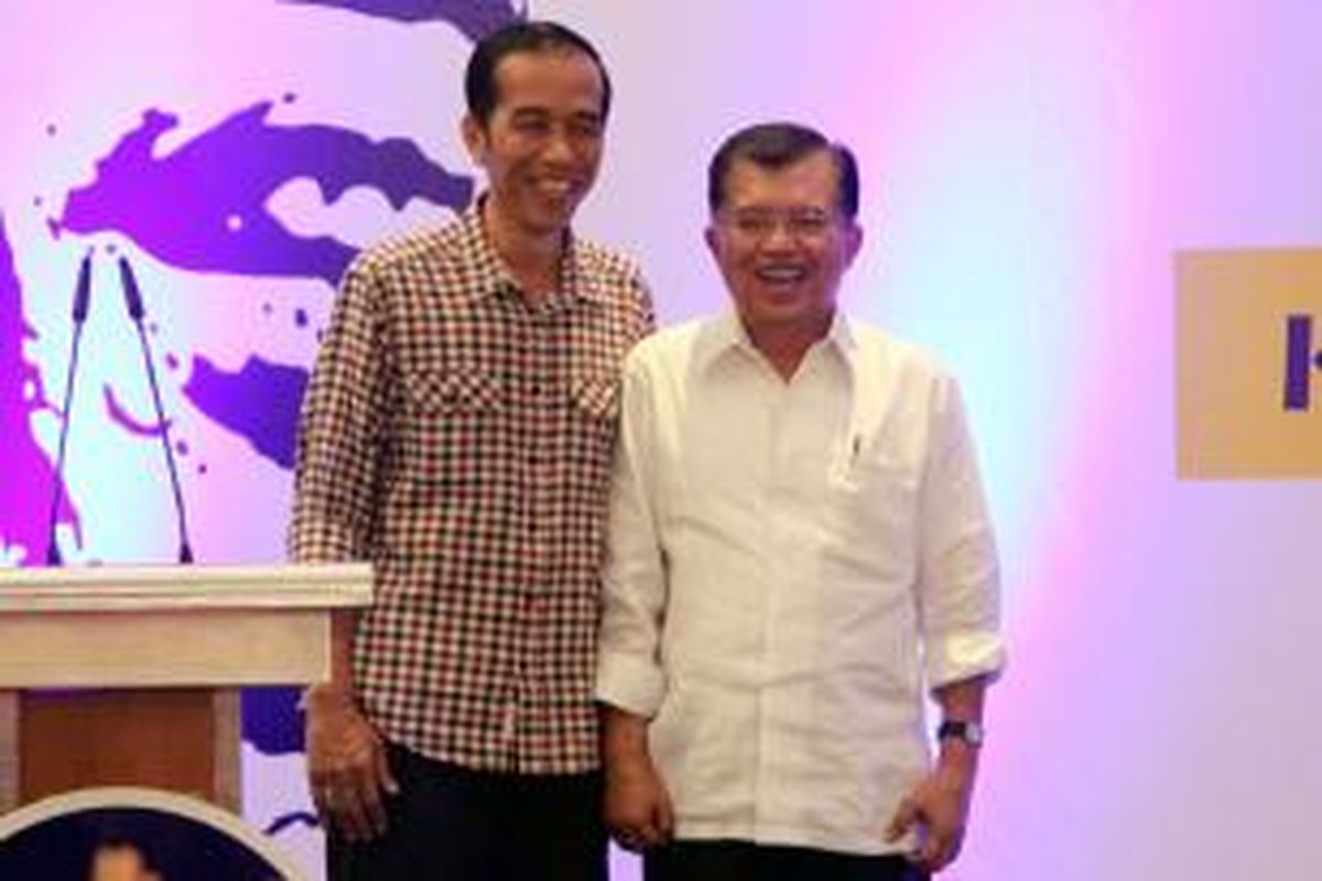 Pasangan capres dan cawapres Joko Widodo (kiri) dan Jusuf Kalla berbicara di hadapan kader Nasdem dan ketua partai pendukung pada acara Rakernas II Partai Nasdem di Jakarta Utara, Selasa (27/5/2014). Rakernas ini untuk kesiapan pemenangan pilres Juli mendatang.