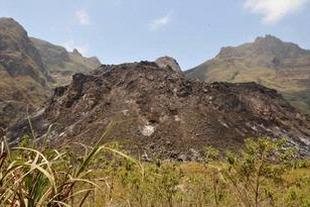 Kubah lava Gunung Kelud kini menutup dan menghilangkan danau kawah, Selasa (11/10/2011).