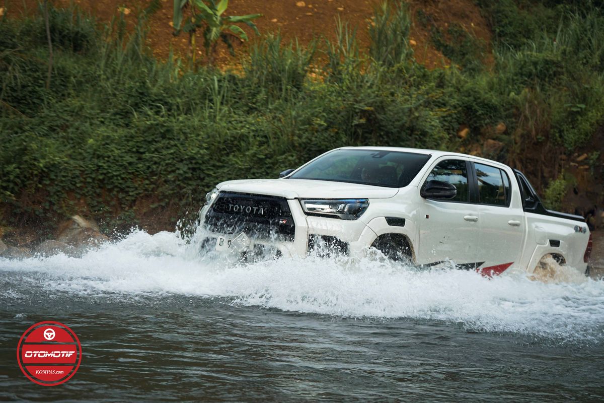 Toyota Hilux GR Sport Melewati Sungai
