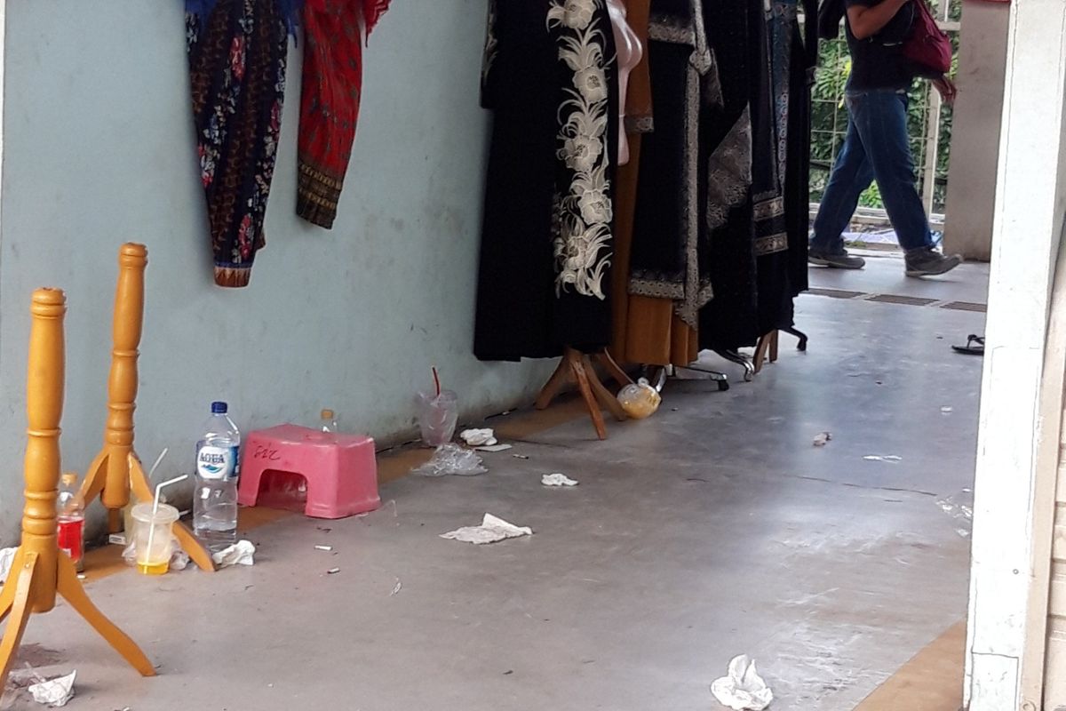 Sampah berserakan di sekitar kios di skybridge Tanah Abang, Jakarta Pusat, Senin (13/5/2019).