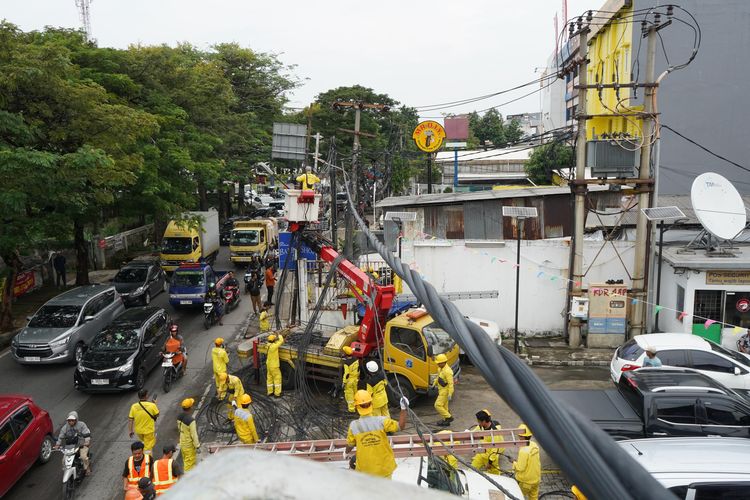 Sudin Bina Marga Jakbar Potong 4 Km Kabel Semrawut Milik Berbagai Operator di Kalideres