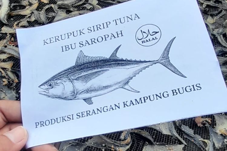 Sirip ikan tuna yang dulu tak bernilai diolah Saropah menjadi kerupuk bernilai ekonomi. Namun, cuaca tak tentu masih jadi penghambat usahanya.