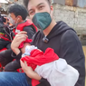 Di Tengah Banjir, Baim Wong Bantu Evakuasi Lansia hingga Bayi Usia 1 Bulan