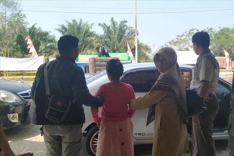 Diduga pelaku Am (kiri kedua) didampingi petugas Polsek Cikidangb akan dibawa ke RSUD Sekarwangi, Cibadak, Sukabumi, Jawa Barat, Senin (15/7/2019).