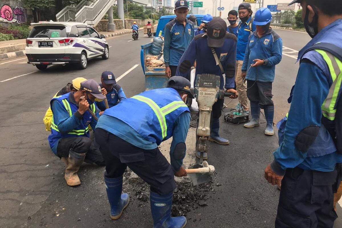 Viral Pengendara Sepeda Motor Oleng Sampai Jatuh di Jalan TB Simatupang Cilandak, Kelurahan Perbaiki Jalan