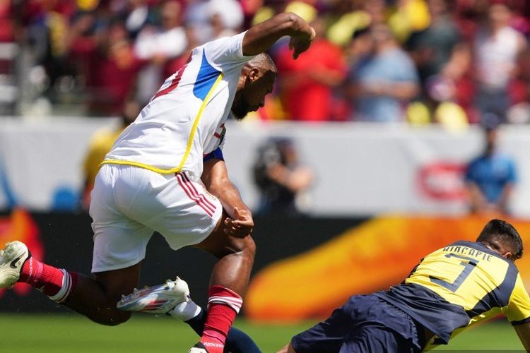Salomon Rondon dari Venezuela berebut penguasaan bola dengan Piero Hincapie dari Ekuador selama pertandingan Grup B Copa America 2024 antara Ekuador dan Venezuela di Stadion Levi's pada 22 Juni 2024 di Santa Clara, California.