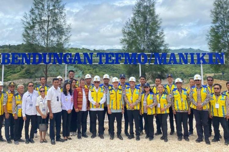 Pantau Bendungan Manikin, Wapres Gibran Diserbu Warga untuk Swafoto