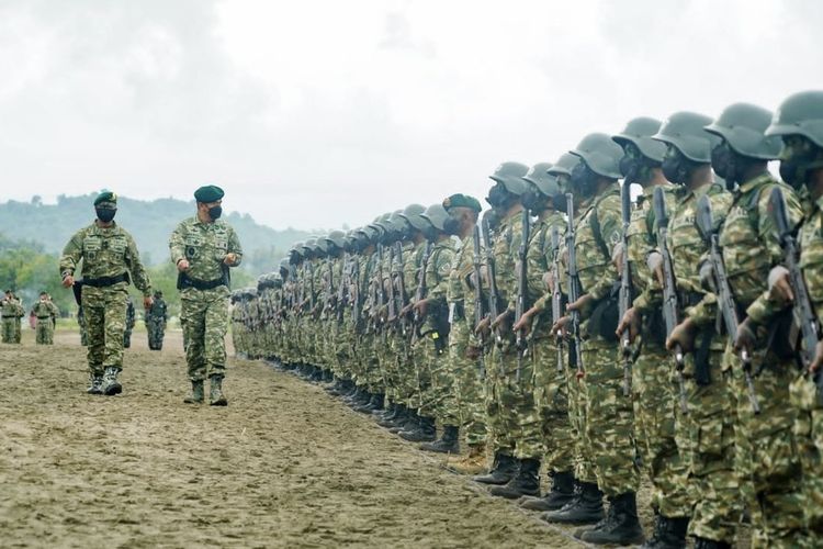 Panglima Komando Cadangan Strategis Angkatan Darat (Pangkostrad) Letnan Jenderal Maruli Simanjuntak ketika menutup Latihan Standardisasi Prajurit Kostrad Gelombang XII Tahun 2022 di Pantai Palampang, Sukabumi, Jawa Barat, Selasa (15/3/2022).