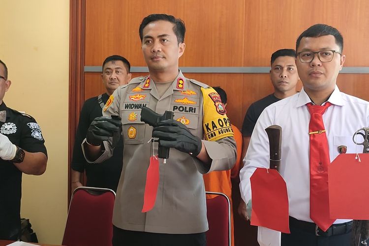 Polisi menunjukkan senjata airsoft gun yang disita dari terduga pengedar narkoba di Kabupaten Buleleng, Provinsi Bali, Senin (5/1/2024). 