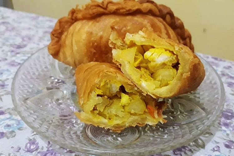 Karipap atau curry puff, pastel lapis renyah isi kari.  