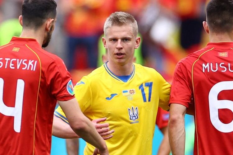 Bek Ukraina, Oleksandr Zinchenko, berjabat tangan dengan pemain Makedonia Utara usai pertandingan Grup C Euro 2020 antara Ukraina dan Makedonia Utara di National Arena, Kamis (17/6/2021) malam WIB. Oleksandr Zinchenko resmi berstatus pemain Arsenal pada Jumat (22/7/2022) usai meninggalkan klub lamanya, Man City.