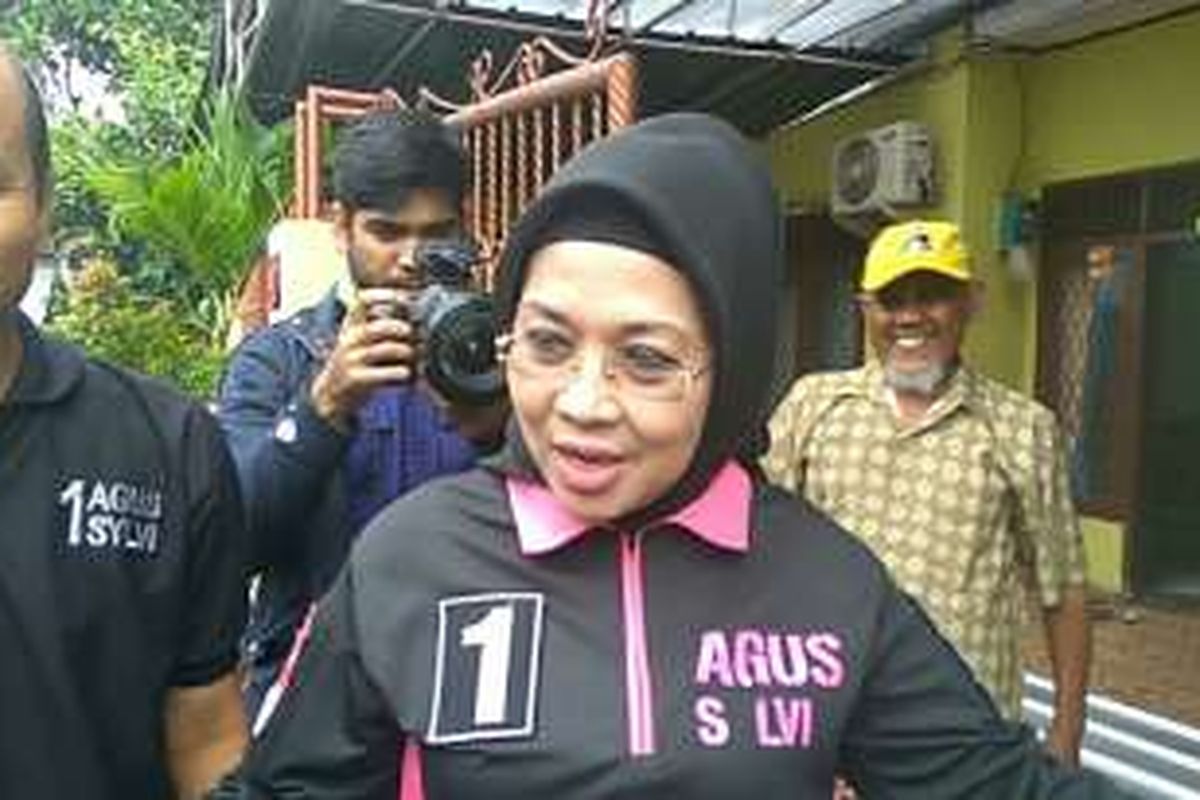 Calon wakil gubernur DKI Jakarta Sylviana Murni blusukan di Rawa Bebek, Pulo Gebang, Jakarta Timur, Jumat (2/12/2016).
