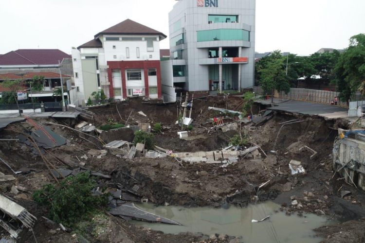 Jalan Raya Gubeng di Surabaya yang ambles.