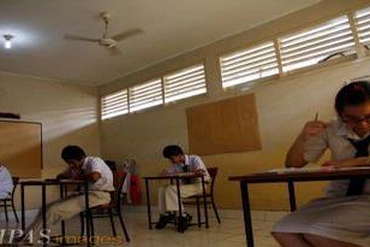 Berdasarkan Kementerian Pendidikan Nasional, dari total peserta UN SMA/MA 2010 sebanyak 1.522.162 siswa, terdapat 154.079 siswa yang mengulang. Dari jumlah itu, 99.433 siswa atau 64,5 persen mengulang satu mata pelajaran.