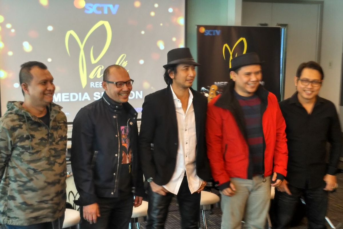 (Dari kiri) Personel PADI Reborn; Ari, Yoyo, Piyu, Fadly dan Rindra berfoto bersama saat jumpa pers FTV PADI Reborn, di SCTV Tower, Jakarta Pusat, Selasa (7/8/2018).