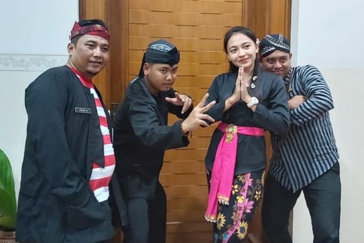 Sejumlah ASN Pemkot Tegal, Jawa Tengah, mengenakan pakaian adat dari berbagai daerah saat berdinas di Komplek Balai Kota Tegal, Kamis (23/1/2020).