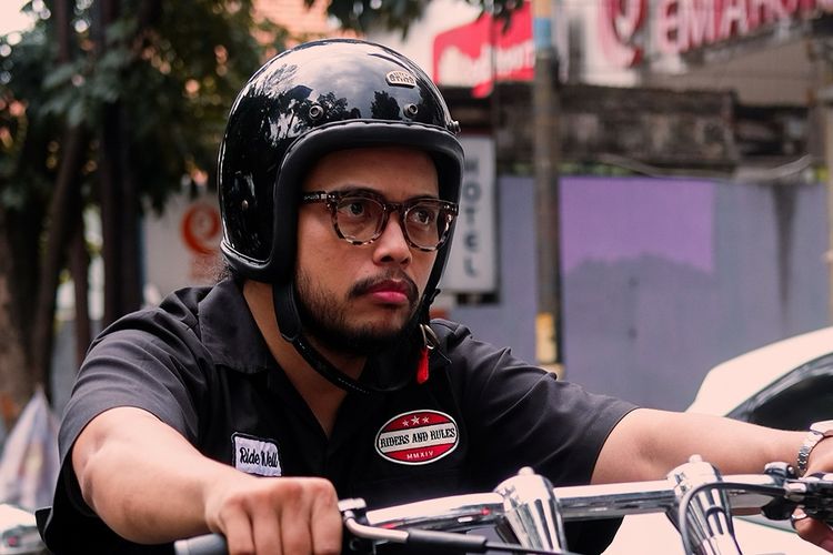Helm slimhead dari Riders and Rules