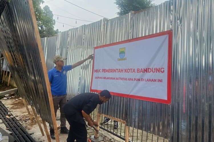 Pemerintah Kota Bandung menyegel lahan dan bangunan di Jalan Bengawan, Kecamatan Bandung Wetan, Kota Bandung karena menunggak sewa selama 18 tahun Kamis (9/6/2022).