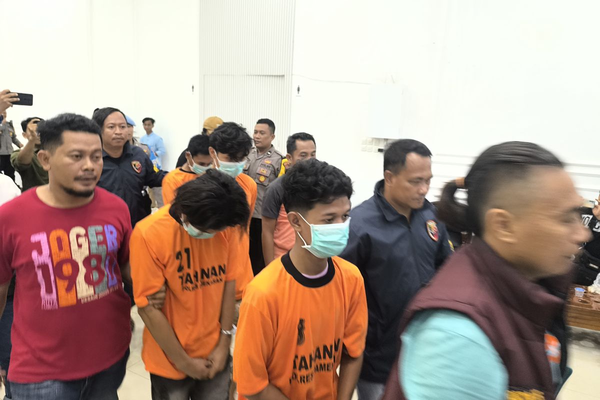 Polisi membawa tersangka tawuran ke ruang tahanan Mapolres Pamekasan.