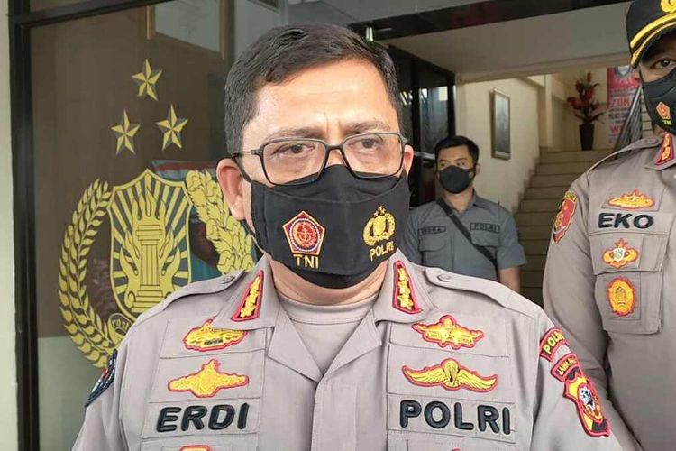 Kepala Bidang Humas Polda Jabar Kombes Erdi Adrimulan Chaniago diwawancarai di Mapolres Sumedang, Senin (22/11/2021). 
