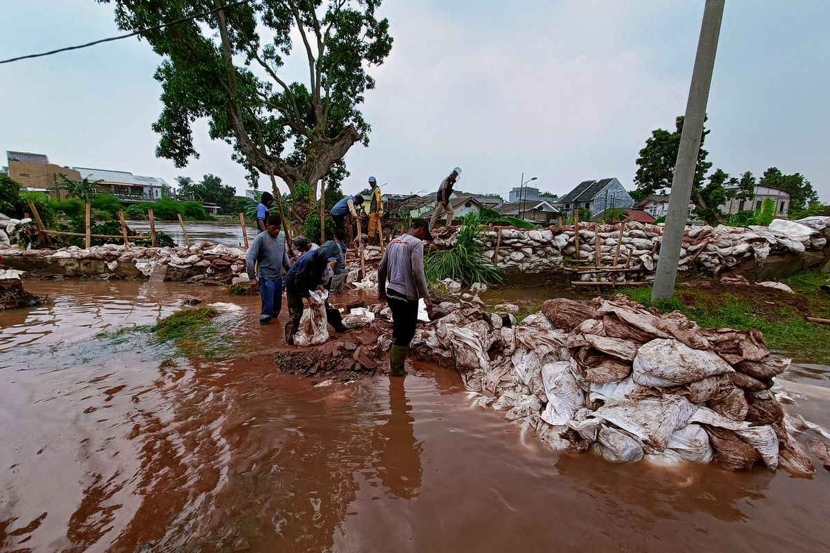 Sebabkan Banjir, Tanggul Jebol Di Pinang Griya Permai Tangerang Baru ...