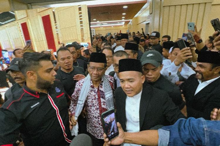 Calon wakil presiden nomor urut 3, Mahfud MD (tengah berbaju batik) berjalan memasuki acara sholawat dan istighasah kebangsaan di Malaysia, Kamis (7/12/2023).