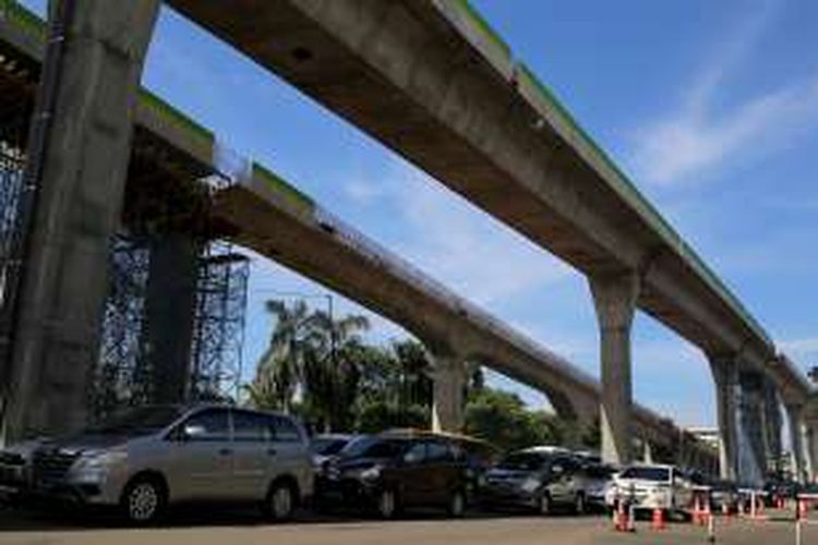 Proyek pembangunan jalan layang khusus bus transjakarta Koridor XIII Kapten Tendean - Blok M - Ciledug masih dalam tahap proses pemasangan Boks Girder dan ekspantion Join serta beberapa pembangunan Jembatan Penyeberangan Orang (JPO) Parapet serta Shelter Bus Transjakarta di Jalan Trunojoyo, Jakarta Selatan, Rabu (16/11/2016). Proyek jalan layang sepanjang 9,4 kilometer tersebut merupakan salah satu upaya mengintegrasikan transportasi umum antarwilayah di DKI Jakarta dan sekitarnya. Proyek dijadwalkan selesai pada akhir 2016.

